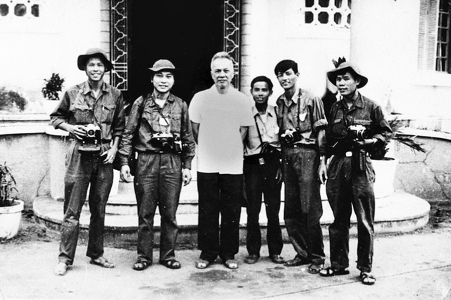 Các phóng viên TTXGP cùng Chủ tịch UBTW Mặt trận Dân tộc Giải phóng miền Nam Nguyễn Hữu Thọ. (Ảnh: Tư liệu TTXGP)