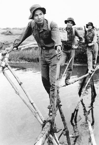 Chiến dịch Xuân hè 1972, phóng viên VNTTX có mặt tại những mặt trận nóng bỏng nhất, chứng chiến và đưa tin giờ phút chiến thắng oanh liệt của quân dân Trị Thiên-Huế, Tây Nguyên, Ðông-Nam Bộ, cũng như những trận đánh địch phản kích những năm 1972, 1973 và đầu 1974. Tại Trị Thiên-Huế. Trong ảnh (Từ trái sang): Các phóng viên Chu Chí Thành, Trần Mai Hưởng, Phan Văn Minh đi chiến dịch-Quảng Trị (1973). (Ảnh: Tư liệu VNTTX)