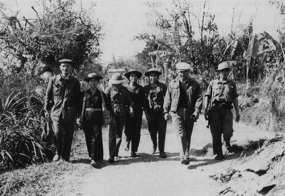 Phó Tổng biên tập VNTTX Đỗ Phượng cùng các phóng viên trên đường đi công tác tại Quảng Trị (1973). (Ảnh: Tư liệu VNTTX)