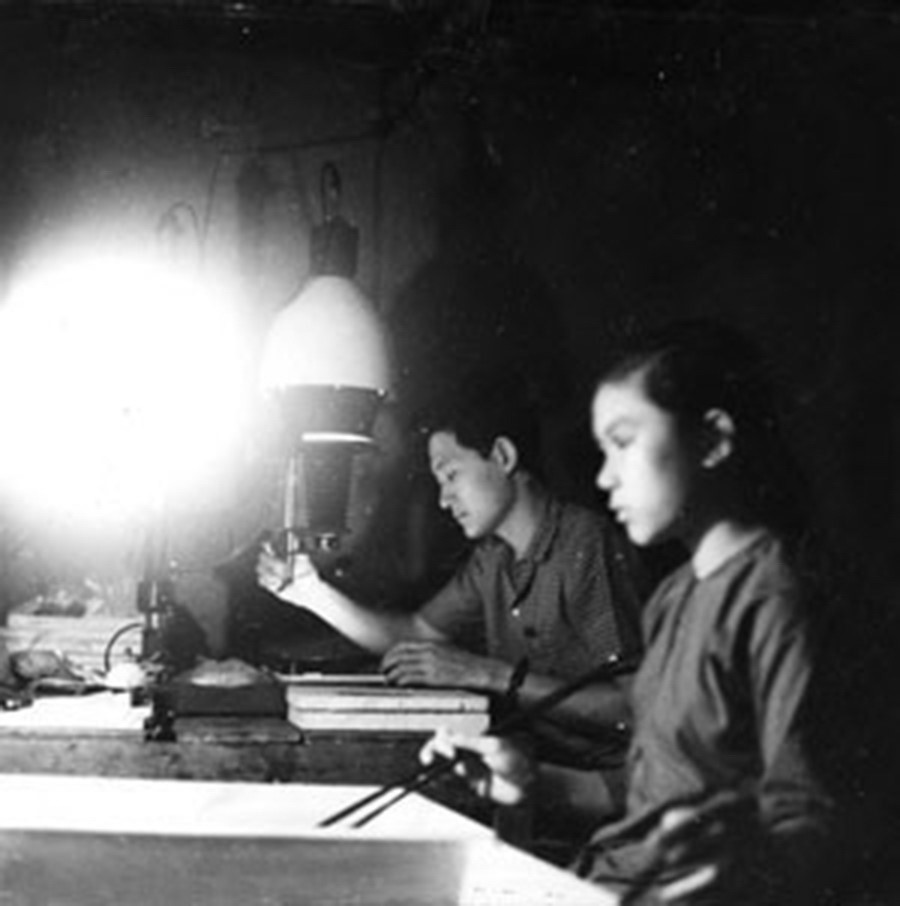 Tại chiến trường miền Nam, cán bộ, phóng viên, điện báo viên của TTXGP đã bám trụ kiên cường trên những địa bàn vô cùng khốc liệt, hoạt động trong điều kiện thiếu thốn mọi bề. Trong ảnh: Tổ tráng phim, in ảnh (B22) của TTXGP. (Ảnh: Tư liệu TTXGP)