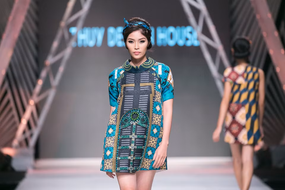 Giới mộ điệu ví von bộ sưu tập này như bản tình ca Bolero dù chất chứa nhiều hoài niệm nhưng lại đầy trìu mến và tươi sáng. 
