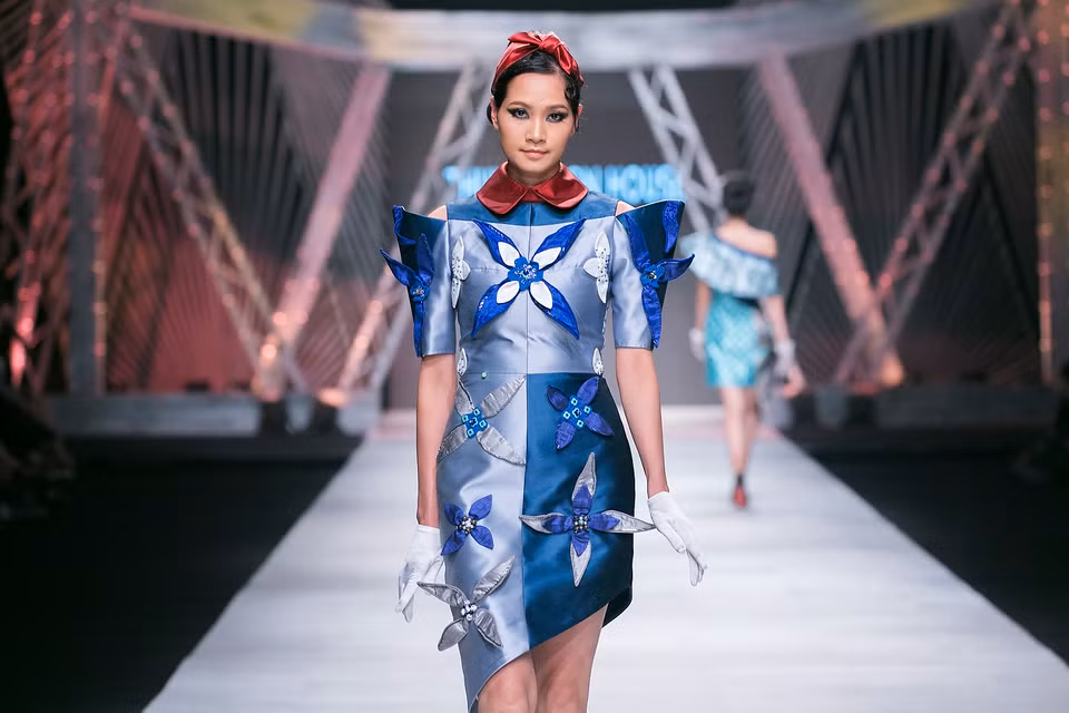 Phi lụa, phi dẻo, organza và các chi tiết đính kết bằng tay còn giúp tạo hiệu ứng nổi ba chiều cho trang phục. 