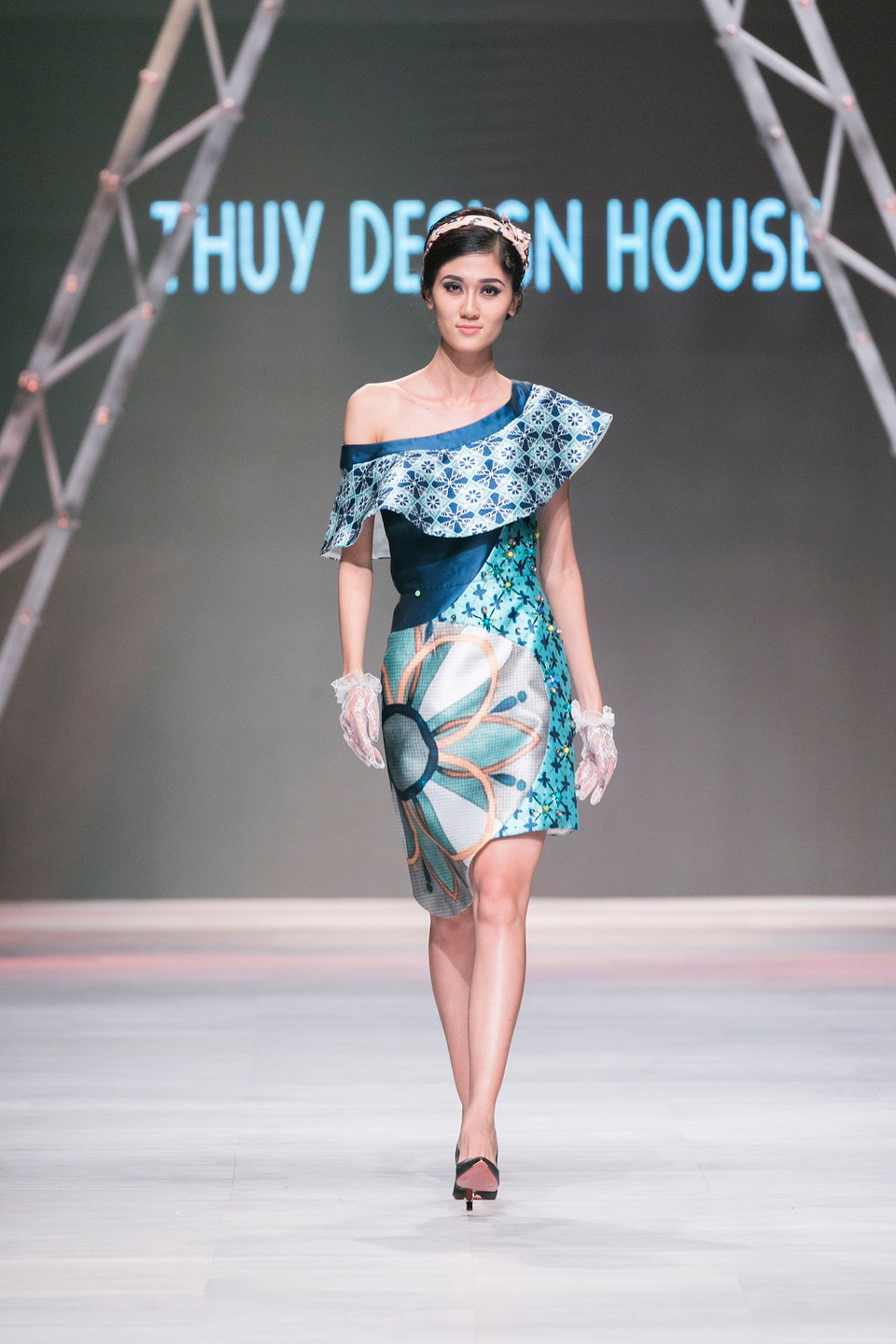 Phụ kiện đi kèm trong bộ sưu tập như kính mắt mèo, băng đô, nón gấm và giày mũi nhọn đế thấp được thiết kế riêng với họa tiết gạch cũng là những điểm sáng của bộ sưu tập. 