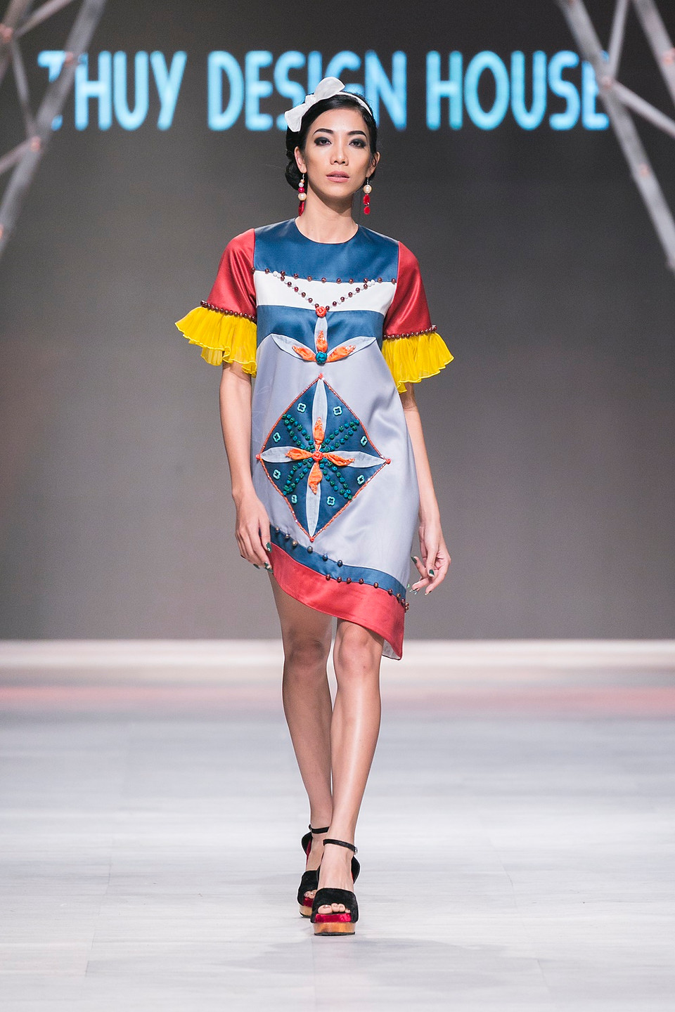 Hoa văn gạch bông đặc trưng trong kiến trúc Đông Dương một thời vang bóng, được khắc họa biến tấu trên nền trang phục. 