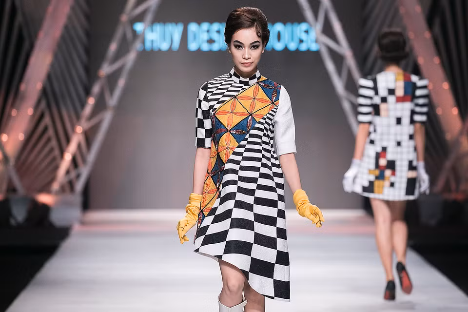 Bộ sưu tập 'Cô ba Sài Gòn' vừa được giới thiệu trong khuôn khổ Tuần lễ thời trang quốc tế Việt Nam Thu Đông 2017-Vietnam International Fashion Week Fall/Winter 2017.