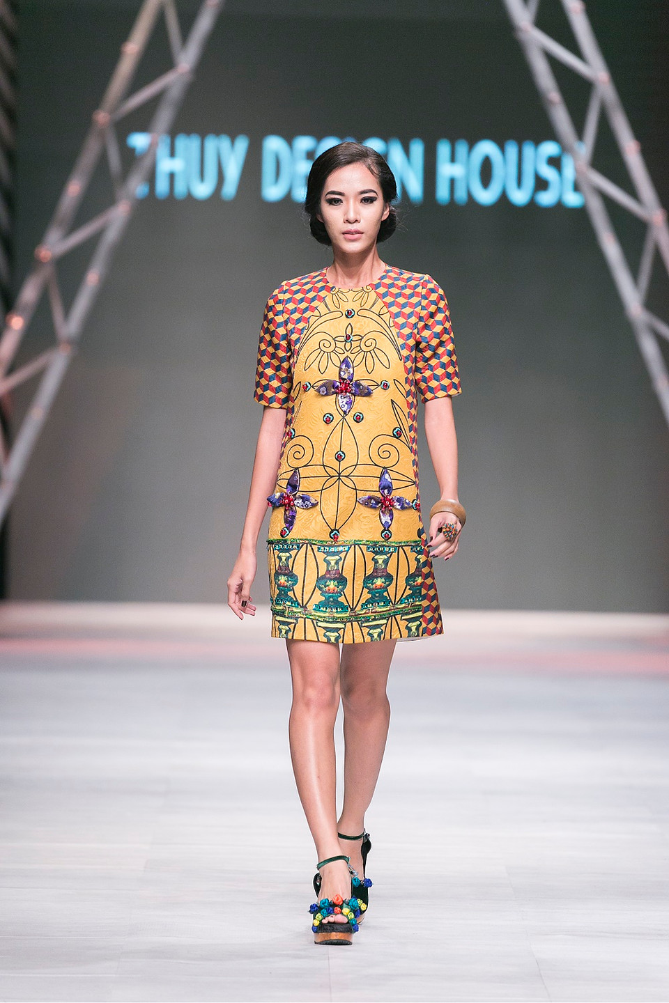 Đặc biệt, mỗi bộ sưu tập trình làng của chị là mỗi ẩn số thú vị và dấu ấn riêng, để lại nhiều cảm xúc đẹp trong lòng công chúng cũng như giới mộ điệu.