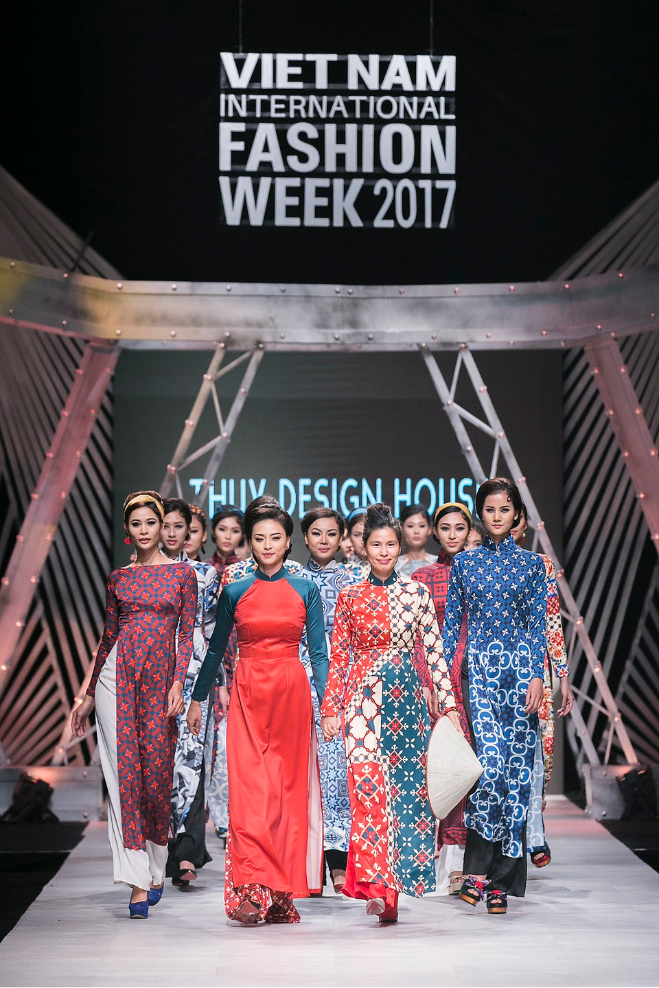 Bộ sưu tập lấy cảm hứng từ những họa tiết gạch bông quen thuộc trong những ngôi nhà ở Sài Gòn, với phom dáng trẻ trung.