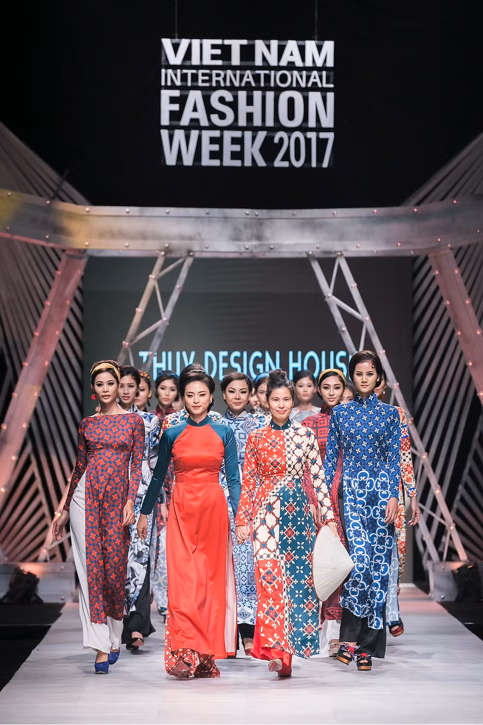 Bộ sưu tập lấy cảm hứng từ những họa tiết gạch bông quen thuộc trong những ngôi nhà ở Sài Gòn, với phom dáng trẻ trung.