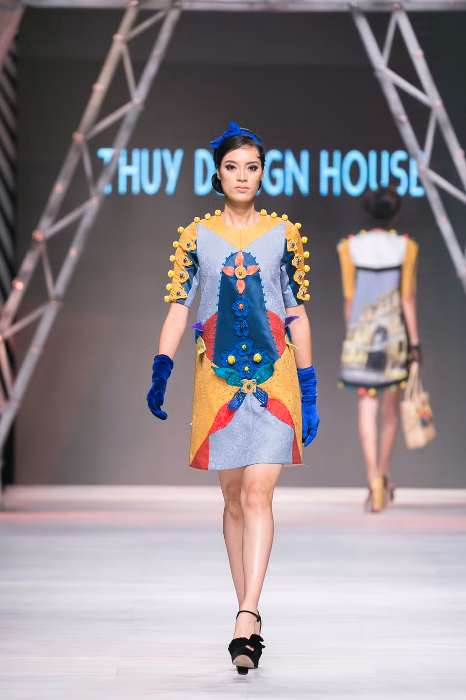 Là người đam mê hội họa, những nét đẹp truyền thống trong văn hóa Việt được Thuỷ Nguyễn thể hiện sinh động và độc đáo trong những họa tiết biến tấu trên từng thiết kế. 