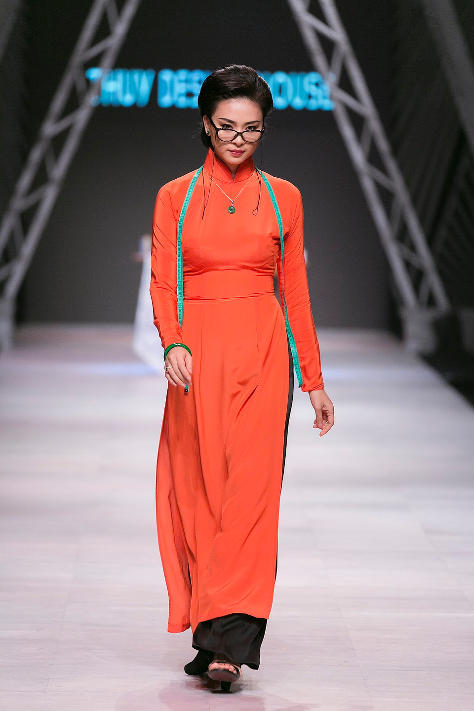 Có lẽ, lâu rồi công chúng mới thấy Ngô Thanh Vân xuất hiện, lại trong vai trò người mẫu mở màn cho tinh thần 'Cô ba Sài Gòn,' tôn vinh vẻ đẹp của tà áo dài.