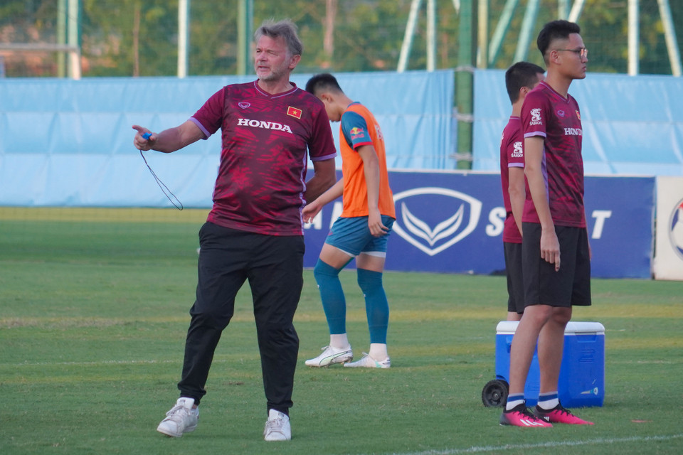 Huấn luyện viên trưởng Philippe Troussier trực tiếp chỉ đạo chiến thuật cho các học trò. (Ảnh: Việt Anh/Vietnam+)