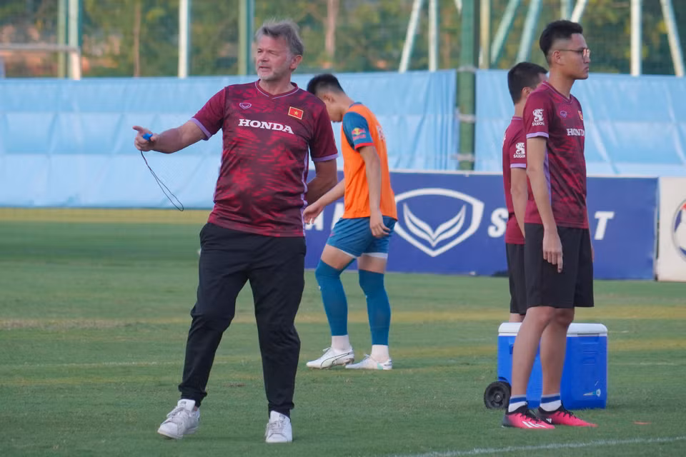 Huấn luyện viên trưởng Philippe Troussier trực tiếp chỉ đạo chiến thuật cho các học trò. (Ảnh: Việt Anh/Vietnam+)