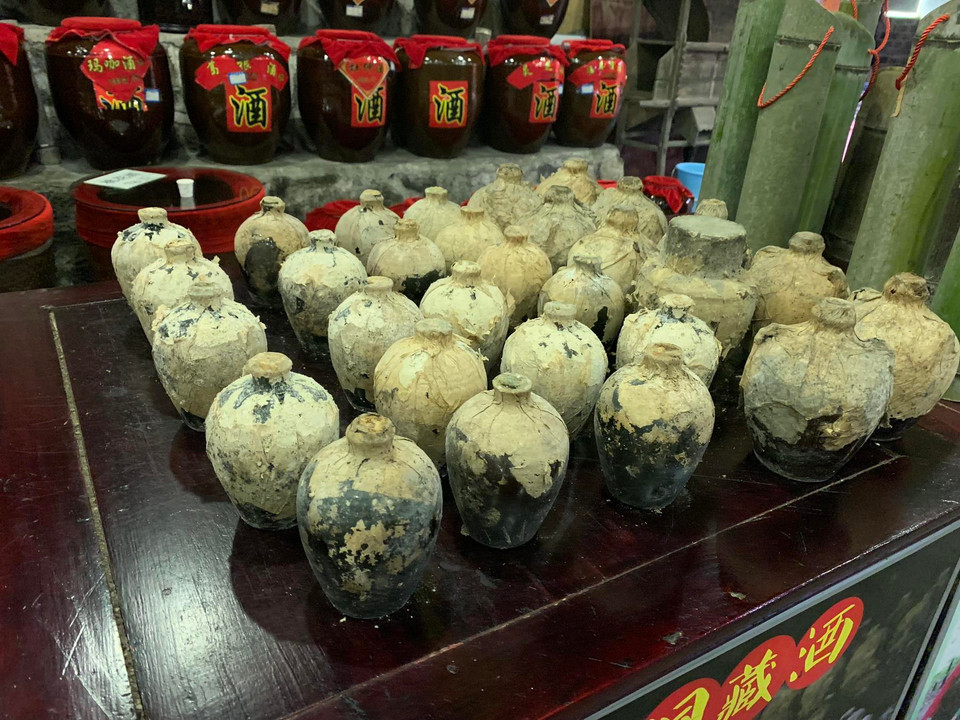 Những vò rượu sau khi hạ thổ lâu năm trở thành thức quà quý cho những người sành uống. (Ảnh: Xuân Mai/Vietnam+)