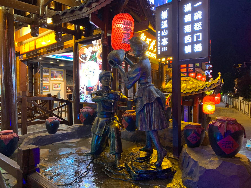 Hình ảnh trước một quán nhậu trong khu phố Xibu. (Ảnh: Xuân Mai/Vietnam+)