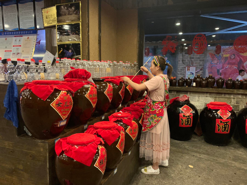 Rượu nấu thủ công có thể chưng cất ra nhiều nồng độ khác nhau từ dưới 30 độ tới hơn 50 độ, thậm chí trên 60 độ. (Ảnh: Xuân Mai/Vietnam+)