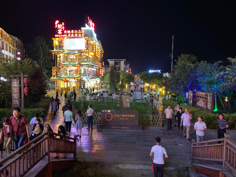 Tọa lạc tại khu thắng cảnh Wulingyuan của thành phố Trương Gia Giới, phố cổ Xibu giống như một điểm nhấn làm nổi bật văn hóa của nhóm dân tộc Tujia. (Ảnh: Xuân Mai/Vietnam+)