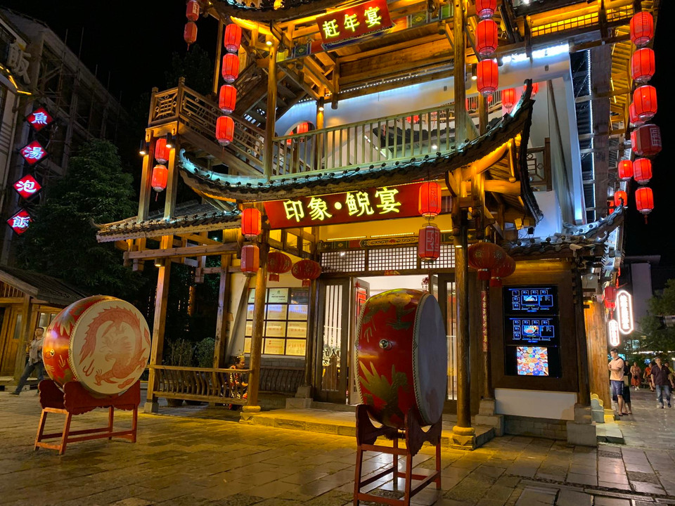 Đây là nơi người dân sẽ biểu diễn văn hóa dân gian truyền thống, vở opera địa phương cổ điển hay ẩm thực mouth-watering (những món ăn địa phương có mùi thơm đặc trưng và bắt mắt). (Ảnh: Xuân Mai/Vietnam+)