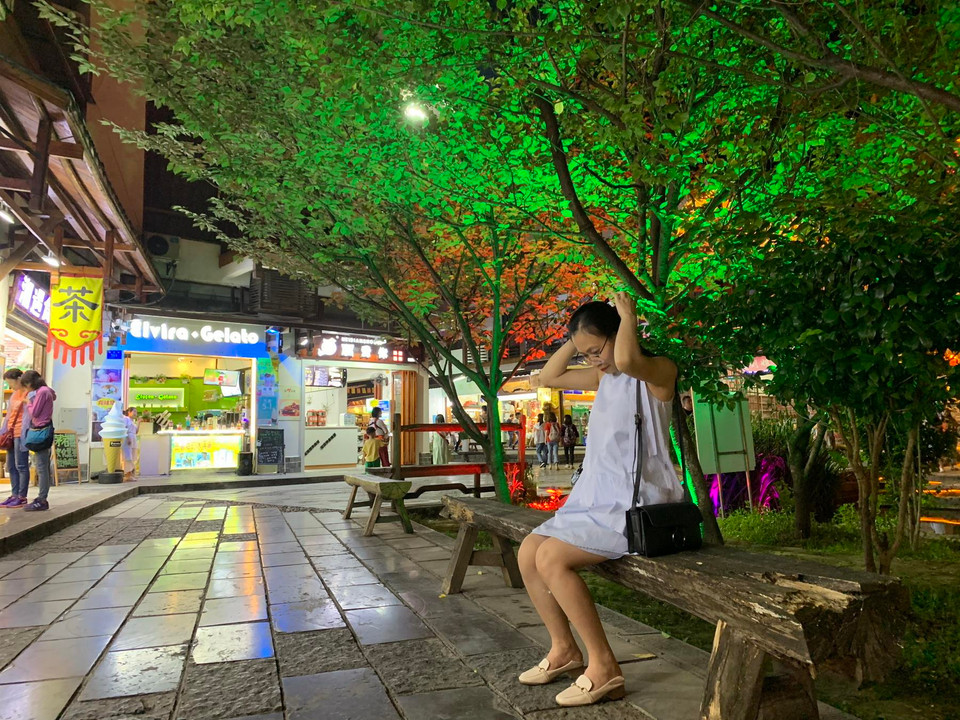 Điểm đặc biệt trong khu phố cổ này là kiến trúc cổ và sử dụng tối đa nguyên vật liệu tự nhiên như chiếc ghế này... (Ảnh: Xuân Mai/Vietnam+)