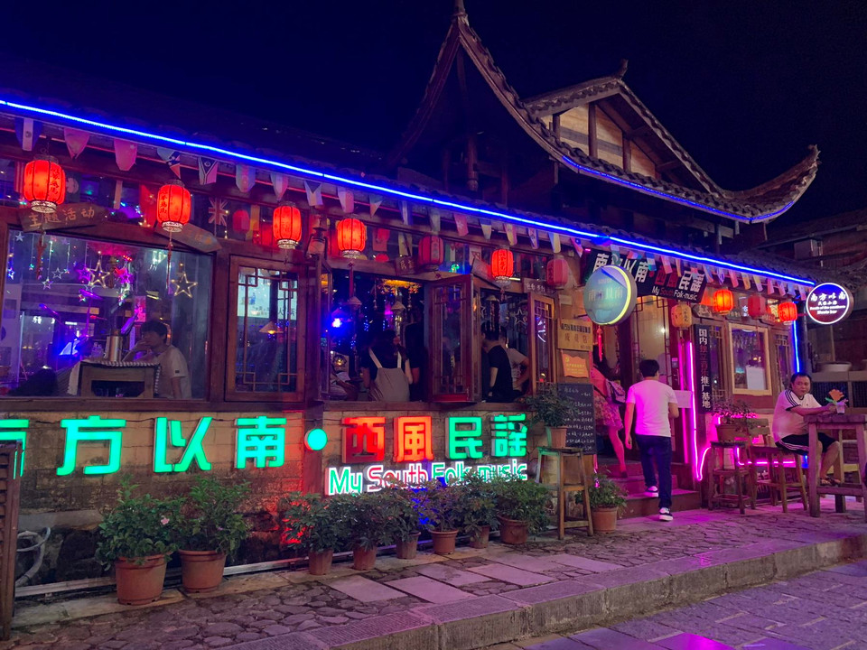 Những quán bar với ban nhạc sống dọc phố cổ Xibu thường thu hút rất đông du khách. (Ảnh: Xuân Mai/Vietnam+)