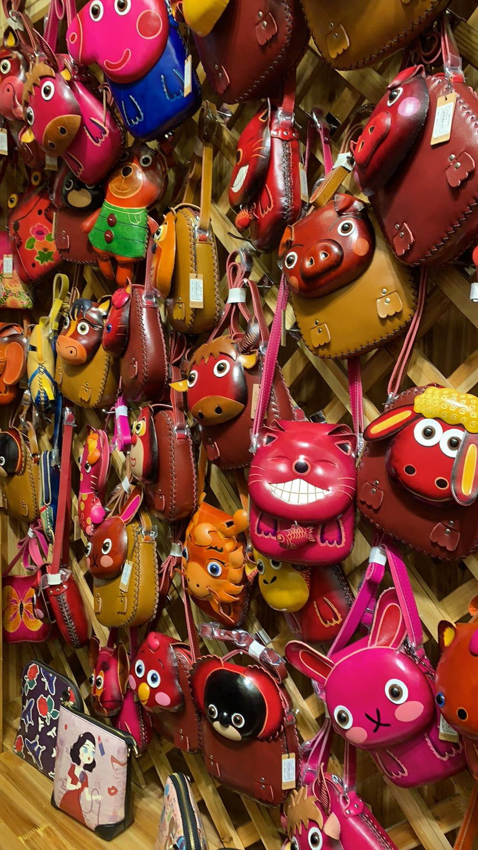 Những món đồ da thủ công được chế tác khéo léo, kỳ công này có giá từ 50 tệ. (Ảnh: Xuân Mai/Vietnam+)