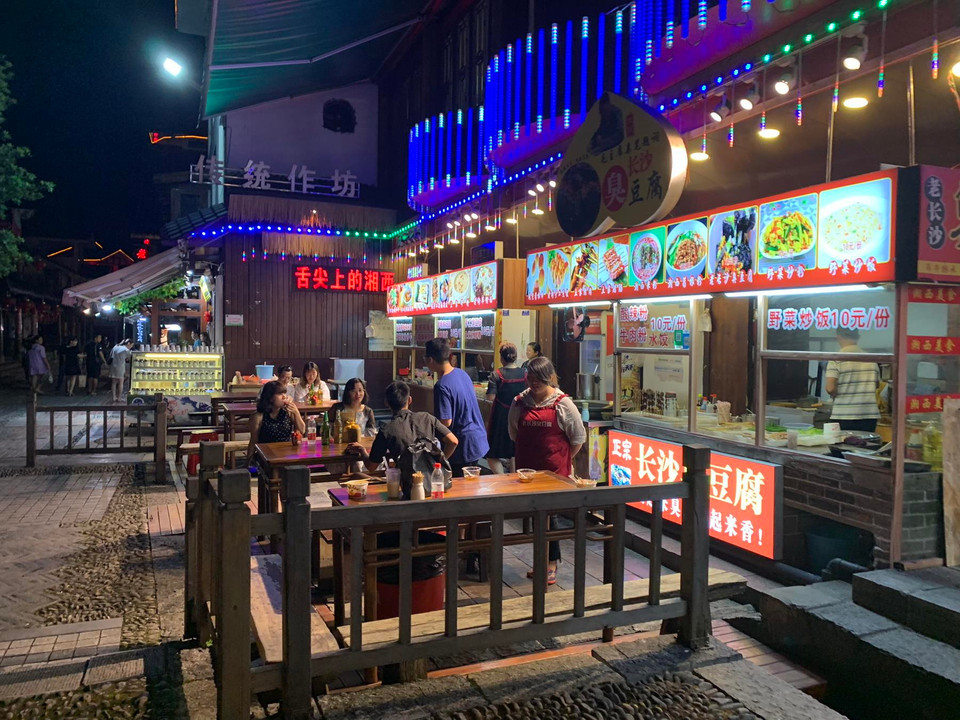 Những món ăn có giá từ 10 tệ (tương đương từ 33.000 đồng). (Ảnh: Xuân Mai/Vietnam+)