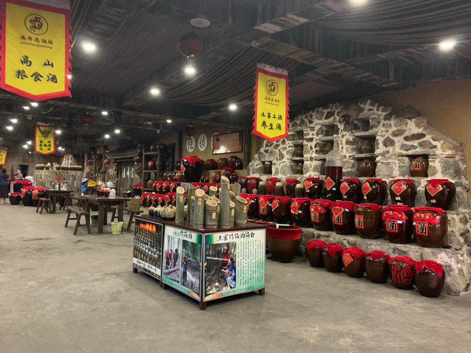 Rượu gạo ủ men truyền thống được chưng cất ở nhiều nồng độ. (Ảnh: Xuân Mai/Vietnam+)