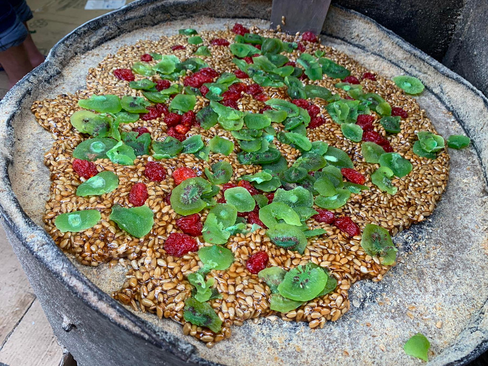 Kẹo thủ công với hương vị thơm ngon và màu sắc bắt mắt. (Ảnh: Xuân Mai/Vietnam+)