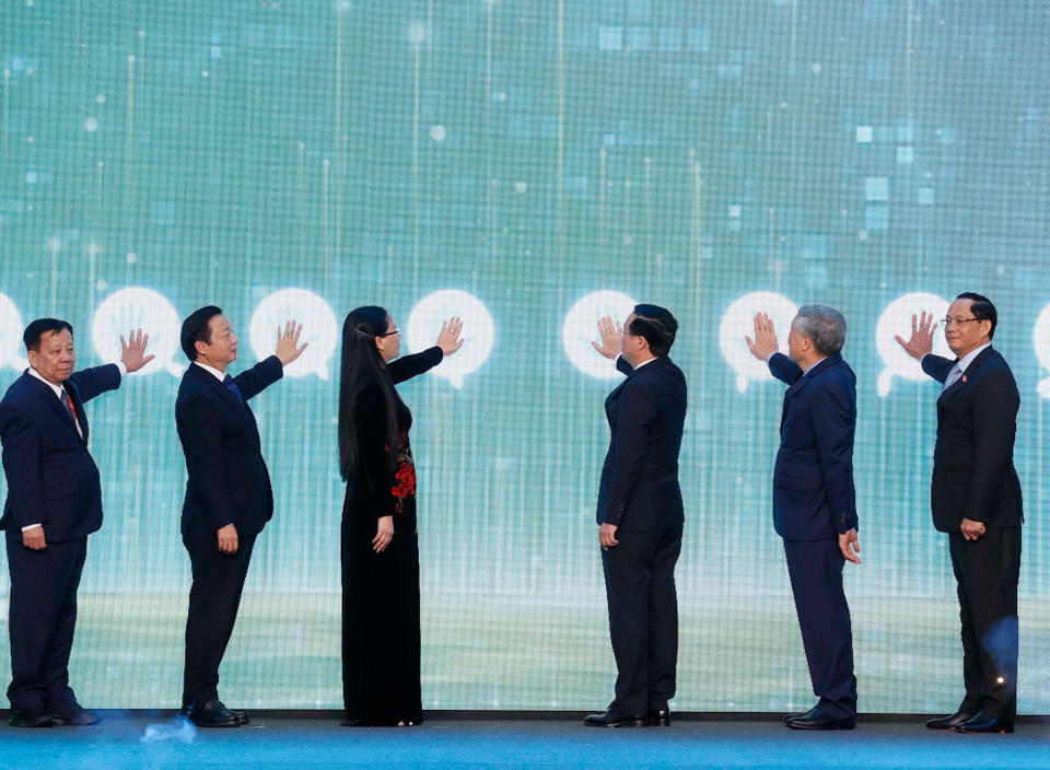 Chủ tịch nước Võ Văn Thưởng và các đại biểu thực hiện nghi thức tại Lễ Kỷ niệm 10 năm VSIP Quảng Ngãi. (Ảnh: Thống Nhất/TTXVN)