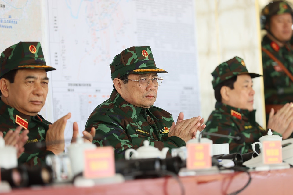 Thủ tướng Phạm Minh Chính quan sát diễn tập của Quân đoàn 12. (Ảnh: Dương Giang/TTXVN)