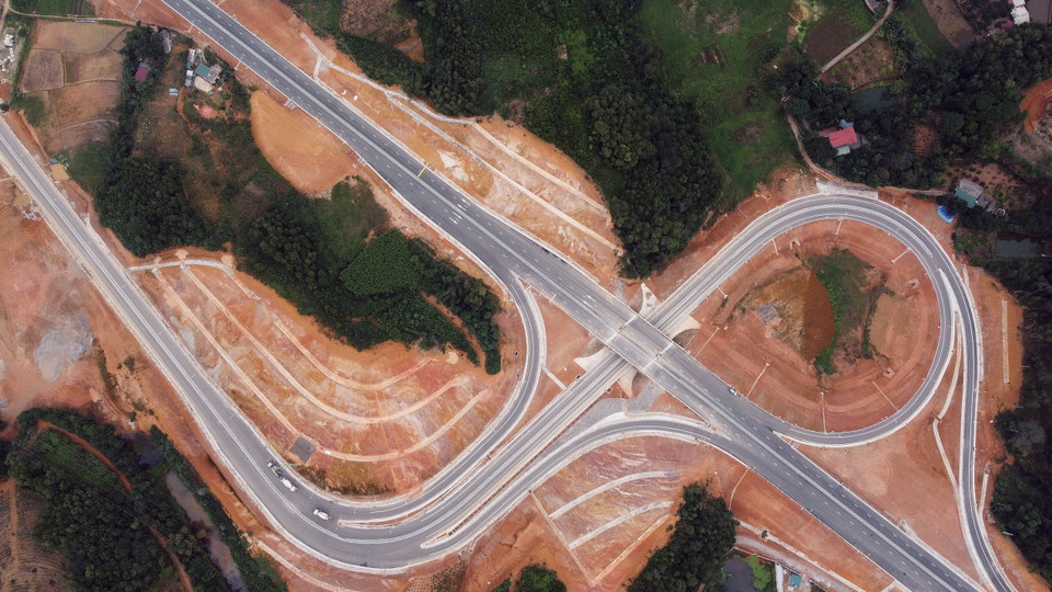 11 công trình giao thông trọng điểm đươc hoàn thành, đưa vào sử dụng trong năm 2023 gồm: Cao tốc Dầu Giây-Phan Thiết, Nhà ga T2 cảng Phú Bài, Cầu Mỹ Thuận 2, Cao tốc Vĩnh Hảo-Phan Thiết, Cao tốc Nha Trang-Cam Lâm, Cao tốc Nghi Sơn-Diễn Châu, Cao tốc Quốc lộ 45-Nghi Sơn, Cao tốc Mai Sơn-Quốc lộ 45, Cao tốc Tuyên Quang-Phú Thọ, tỉnh lộ 155 nối Cao tốc Hà Nội-Lào Cai với thị xã Sa Pa, Cao tốc Mỹ Thuận-Cần Thơ. Trong ảnh: Cao tốc Tuyên Quang-Phú Thọ. (Ảnh: Huy Hùng/TTXVN)