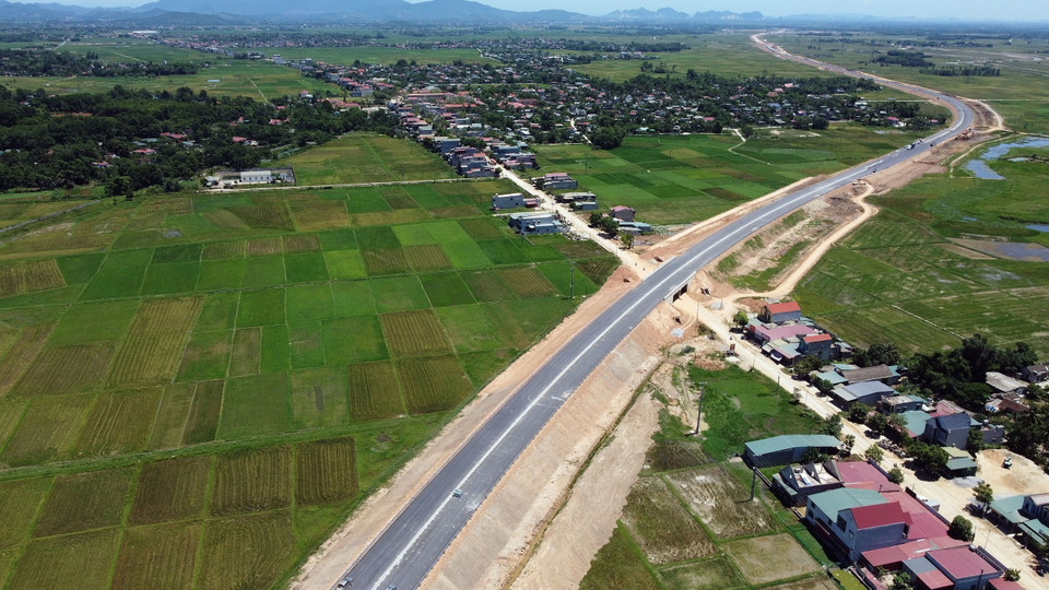 Tuyến Cao tốc đường bộ Quốc lộ 45-Nghi Sơn dài 43km, tổng mức đầu tư hơn 5.530 tỷ đồng. (Ảnh: Huy Hùng/TTXVN)