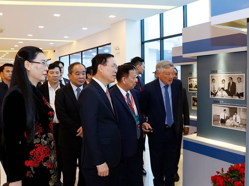 Chủ tịch nước Võ Văn Thưởng xem trưng bày tại Lễ Kỷ niệm. (Ảnh: Thống Nhất/TTXVN)