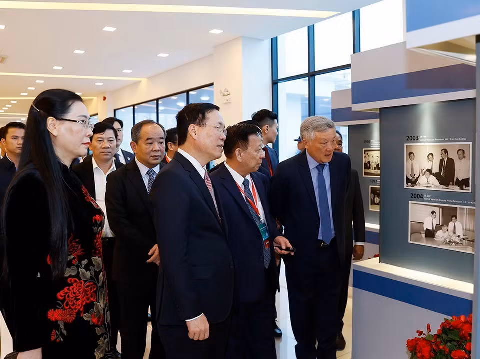 Chủ tịch nước Võ Văn Thưởng xem trưng bày tại Lễ Kỷ niệm. (Ảnh: Thống Nhất/TTXVN)