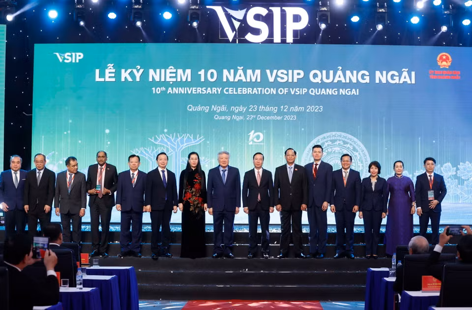 Chủ tịch nước Võ Văn Thưởng và các đại biểu tại Lễ Kỷ niệm 10 năm VSIP Quảng Ngãi. (Ảnh: Thống Nhất/TTXVN)