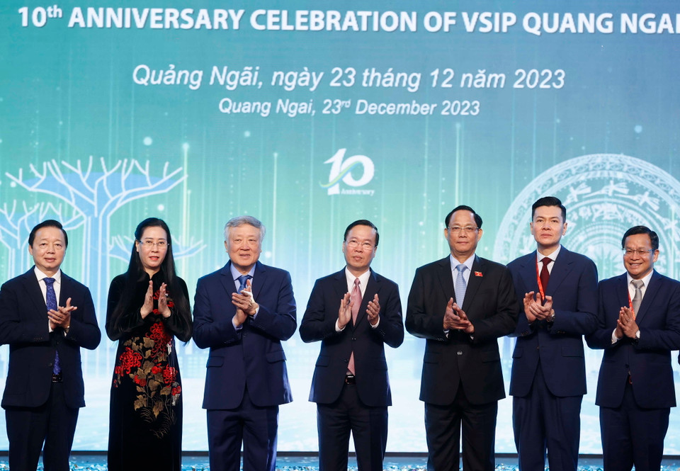 Chủ tịch nước Võ Văn Thưởng và các đại biểu tại Lễ Kỷ niệm 10 năm VSIP Quảng Ngãi. (Ảnh: Thống Nhất/TTXVN)