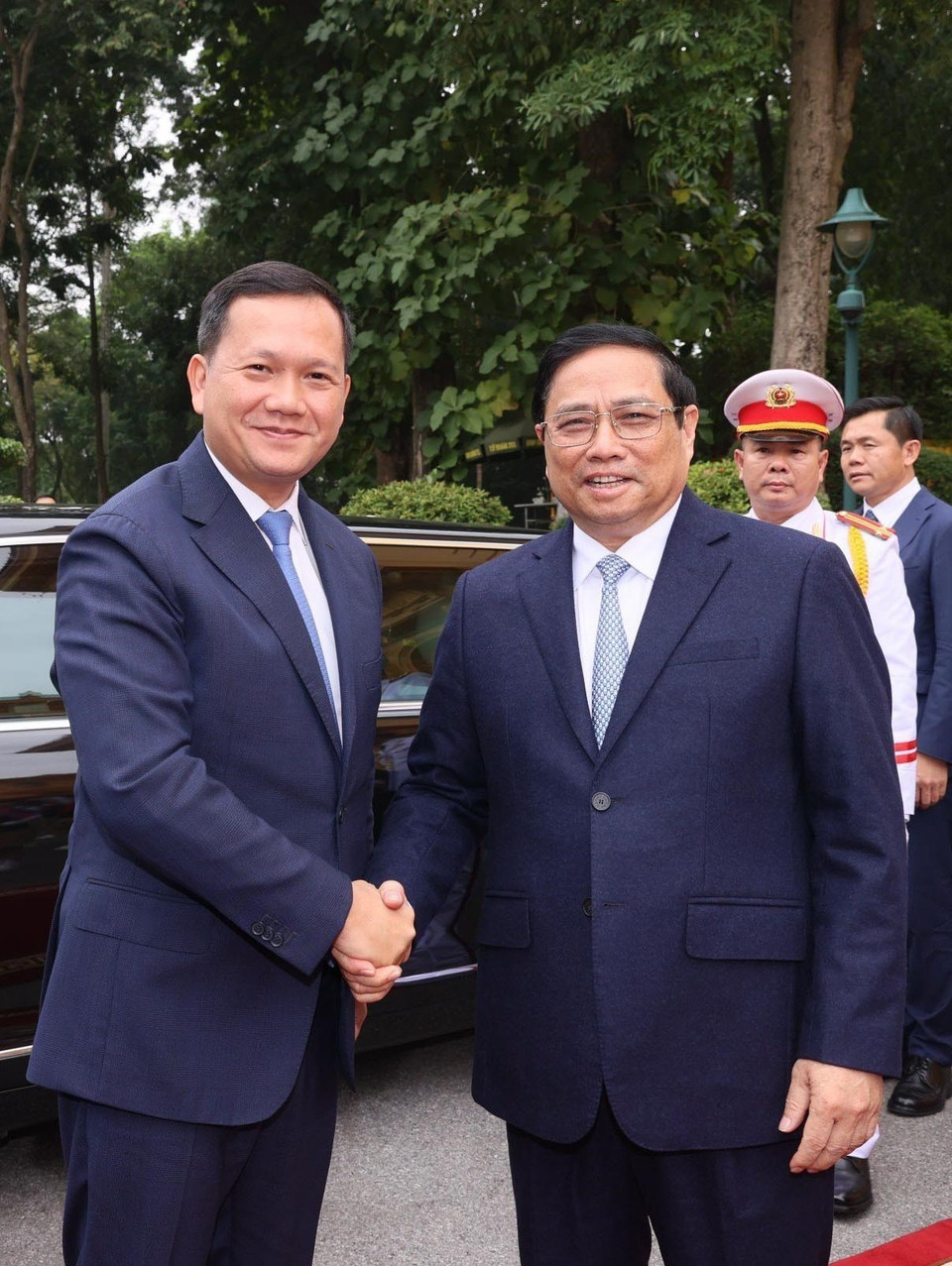 Thủ tướng Phạm Minh Chính đón Thủ tướng Campuchia Samdech Hun Manet. (Ảnh: Dương Giang/TTXVN)