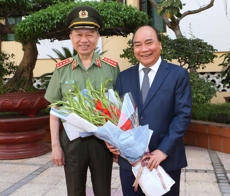 Đại tướng Tô Lâm, Ủy viên Bộ Chính trị, Bộ trưởng Bộ Công an đón Thủ tướng Nguyễn Xuân Phúc. (Ảnh: Doãn Tấn/TTXVN)