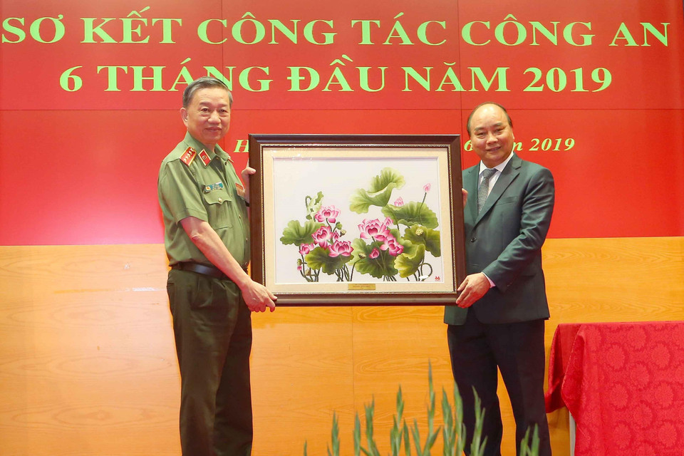 Thủ tướng Nguyễn Xuân Phúc tặng quà lưu niệm cho Bộ Công an. (Ảnh: Doãn Tấn/TTXVN)