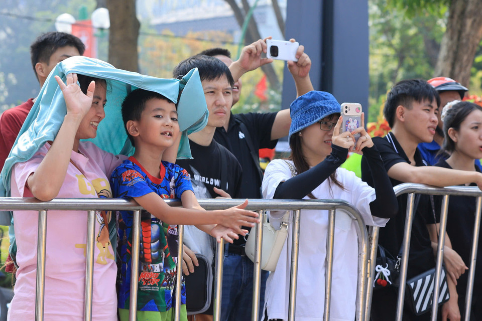 Lễ hội đua thuyền rồng thu hút đông đảo người dân đến xem và cổ vũ. (Ảnh: Hoài Nam/Vietnam+)