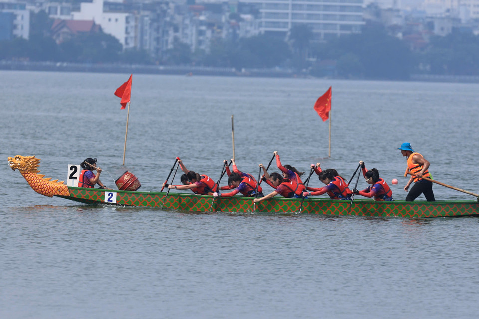 Những "tay chèo" của đội đua nữ cũng thi đấu hăng say không thua kém những đồng nghiệp nam. (Ảnh: Hoài Nam/Vietnam+)