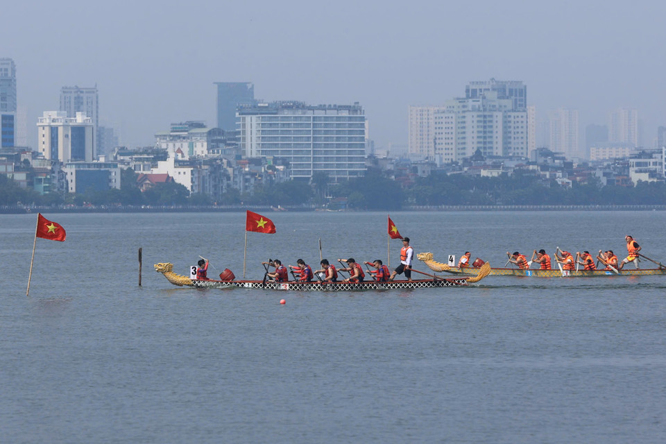 Các thuyền đua tranh tài sôi nổi, quyết liệt trong sự cổ vũ hò reo của người dân và du khách. (Ảnh: Hoài Nam/Vietnam+)