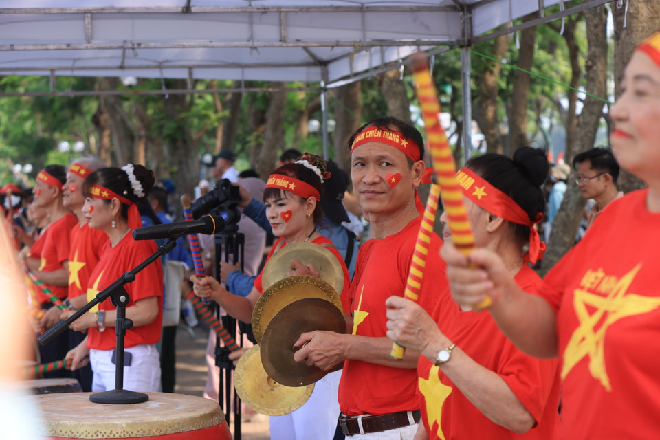 Đội cổ động viên "tiếp sức" cho tay đua các đội thi. (Ảnh: Hoài Nam/Vietnam+)