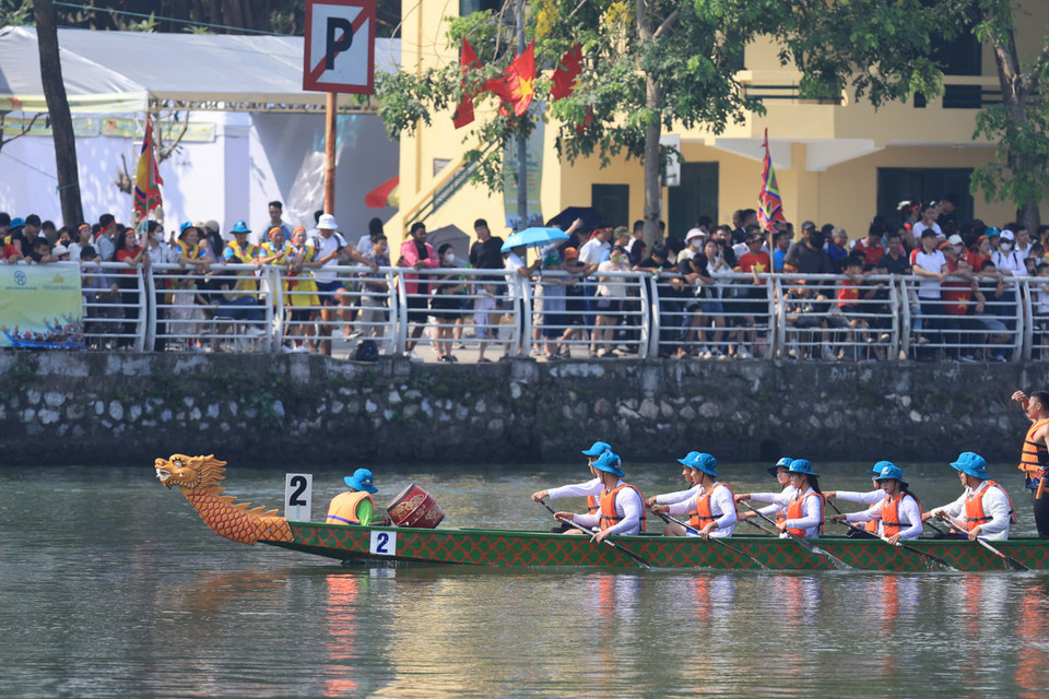 Sáng nay, 13/10, gần 800 vận động viên bước vào tranh tài ở Giải Bơi chải Thuyền rồng Hà Nội mở rộng năm 2024. (Ảnh: Hoài Nam/Vietnam+)