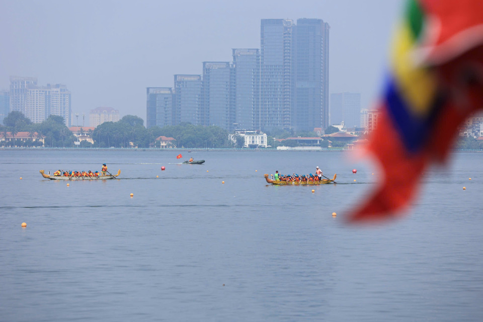 Tinh thần nhiệt huyết của các vận động viên làm náo động cả một góc hồ Tây, Hà Nội. (Ảnh: Hoài Nam/Vietnam+)