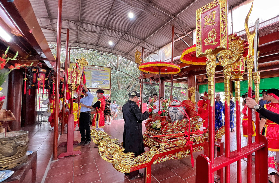 Lễ hội Bạch Hạc đền Tam Giang có xuất xứ từ hội làng, gắn với tín ngưỡng thờ Thần hoàng làng Thổ Lệnh, vị anh hùng Chiêu Văn Vương Trần Nhật Duật và Thánh Mẫu Quách A Nương là những người có nhiều công lao, đóng góp cho dân tộc và nhân dân vùng Bạch Hạc xưa. (Ảnh: Mai Mai/Vietnam+)