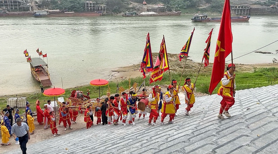 Lễ rước nước là một trong những nghi lễ quan trọng nhất. Tục lệ cổ xưa này là một nghi lễ linh thiêng, thể hiện hồn cốt, nét văn hóa đặc trưng riêng của vùng đất Tổ. Bên cạnh mục đích lấy nước về thắp hương thờ cúng các vị thần linh, việc rước nước còn thể hiện ước nguyện của con người về sự sinh sôi nảy nở của vạn vật thiên nhiên và con người. (Ảnh: Mai Mai/Vietnam+)