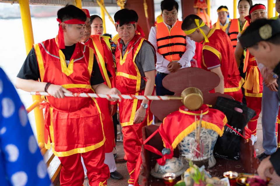 Để lấy được nước thiêng, đoàn rước phải ra nơi hợp lưu của ba dòng sông, thường tạo ra một bên nước trong và một bên nước đục. Theo các bậc cao niên trong làng, để lấy được nước thiêng, ngoài việc cần chọn đúng vị trí, người lấy phải có kinh nghiệm và cơ duyên mới chọn được đúng chỗ nước tốt nhất hội đủ âm, đủ dương. (Ảnh: CTV)