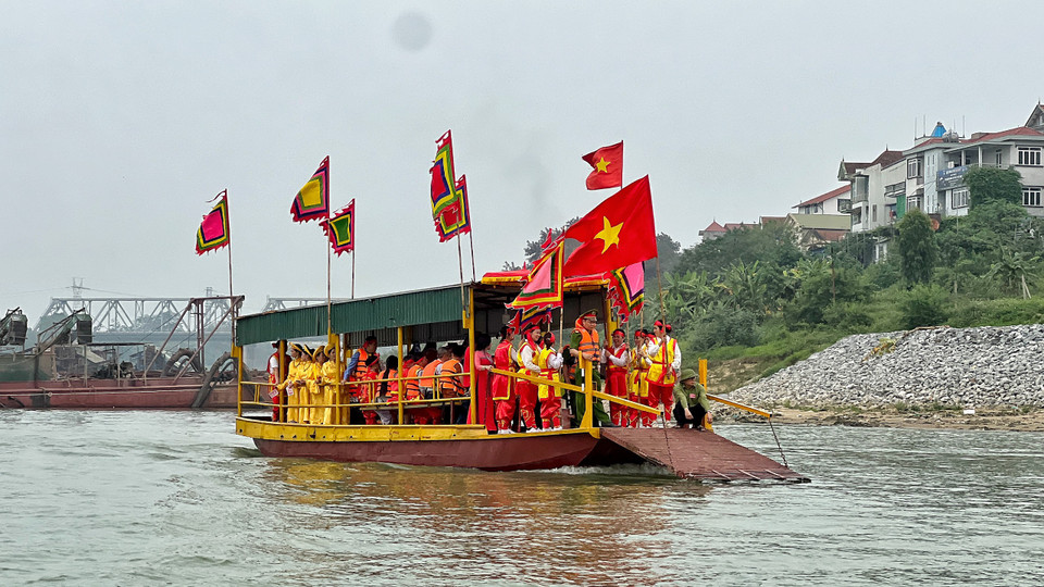 Thông thường đoàn rước bắt đầu từ bến sông bên trái của đền Tam Giang, chạy ngược dòng sông Lô về hướng cầu Việt Trì, qua đền thờ Nữ tướng Quách A Nương rồi quay ngược lại xuôi về ngã ba Hạc. (Ảnh: Mai Mai/Vietnam+)