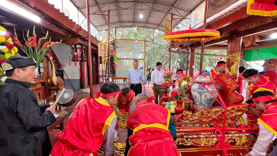 Đền Tam Giang là ngôi đền linh thiêng, tọa lạc tại khu vực ngã ba Hạc - nơi hợp lưu của ba dòng sông là sông Thao, sông Đà, sông Lô thuộc phường Bạch Hạc, thành phố Việt Trì, tỉnh Phú Thọ. (Ảnh: Mai Mai/Vietnam+)