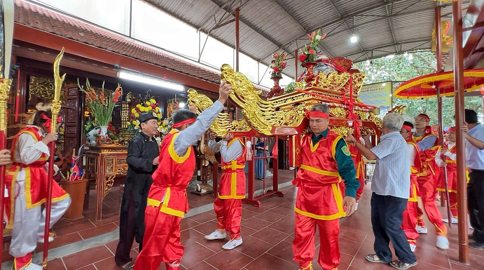 Sau khi nghi lễ lấy nước kết thúc, đoàn người rước chóe đựng nước thiêng về đặt tại đền để làm lễ tế. (Ảnh: Mai Mai/Vietnam+)